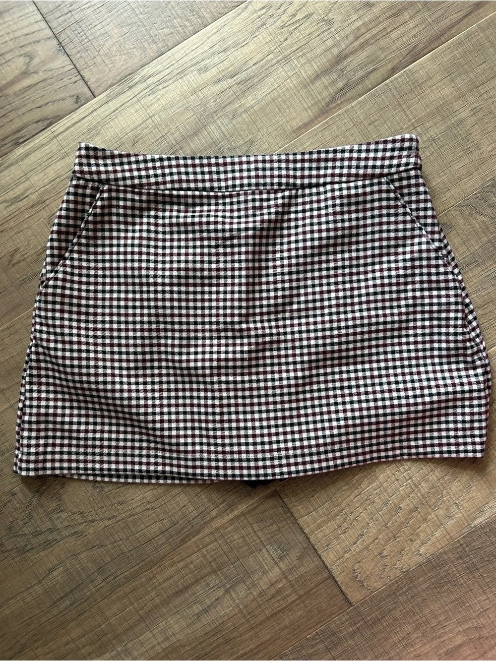 Abercrombie Plaid Mini Skort in Black, White & Burgundy - Picture 1 of 4
